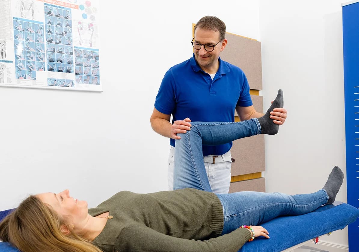 Dr. Marc Stracke bei einer manuellen Untersuchung