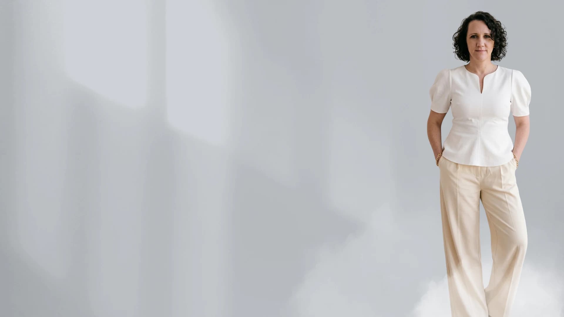 Dr. med. Dunja Martin wearing a white blouse and light trousers